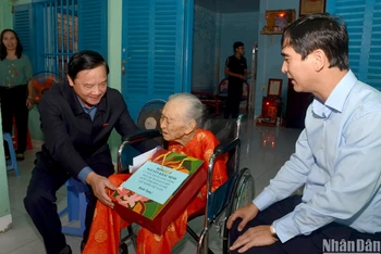 Đồng chí Nguyễn Khắc Định, Phó Chủ tịch Quốc hội tặng quà cho Mẹ Việt Nam Anh hùng Nguyễn Thị Sử, 101 tuổi ở phường Thanh Hải, thành phố Phan Thiết.