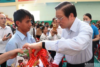 Trưởng Ban Nội chính Trung ương Phan Đình Trạc tặng quà Tết công đoàn viên, người lao động nghèo, có hoàn cảnh khó khăn của tỉnh Đắk Nông tại thành phố Gia Nghĩa.