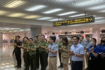 Đội tình nguyện hỗ trợ đón kiều bào Tết năm 2023 tại Sân bay Quốc tế Tân Sơn Nhất. (Ảnh: Cục Hải quan TP Hồ Chí Minh)
