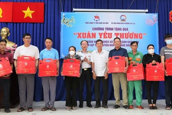 Đại diện Tân Cảng Sài Gòn và các lãnh đạo địa phương trao quà Tết cho người lao động có hoàn cảnh khó khăn. (Ảnh: Công Hoan)