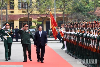 [Ảnh] Thủ tướng Phạm Minh Chính thăm, kiểm tra công tác ứng trực của Binh chủng Tăng Thiết giáp