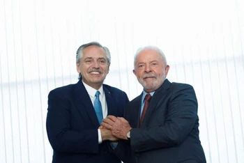 Tổng thống Brazil Luiz Inacio Lula da Silva và người đồng cấp Argentina Alberto Fernandez. (Ảnh: Reuters)