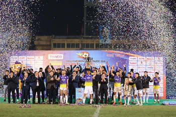 Thắng Hải Phòng 2-0, các cầu thủ Hà Nội vui mừng với chức vô địch Siêu cúp Quốc gia. (Ảnh: VPF)