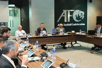 Ông Trần Quốc Tuấn (ngồi giữa) chủ trì một cuộc họp của Liên đoàn Bóng đá châu Á trong vai trò Trưởng Ban Tổ chức thi đấu.(Ảnh: VFF)