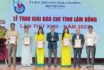 Trưởng Ban Tuyên giáo Tỉnh ủy Lâm Đồng Bùi Thắng trao giải nhất cho các tác giả.