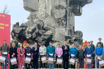 Tại buổi lễ, lãnh đạo tỉnh Quảng Trị, lãnh đạo huyện Triệu Phong trao 20 suất quà cho các gia đình chính sách có hoàn cảnh khó khăn. 