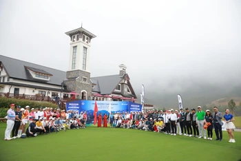 Các golfer chụp ảnh lưu niệm tại HNGA’s Leaders Championship Open 2023.