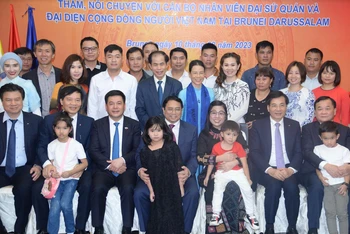 Thủ tướng Phạm Minh Chính và Phu nhân chụp ảnh lưu niệm với bà con cộng đồng người Việt Nam tại Brunei Darussalam.