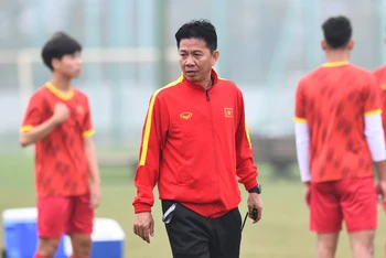 HLV Hoàng Anh Tuấn quan sát các tuyển thủ U20 Việt Nam tập luyện. (Ảnh: VFF)