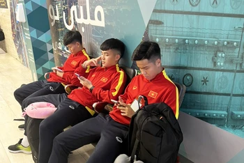 Các tuyển thủ U20 Việt Nam tranh thủ nghỉ ngơi tại sân bay. (Ảnh: VFF)