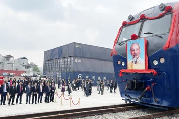 Các đại biểu tham dự khai trương hoạt động liên vận quốc tế bằng đường sắt tại ga Kép. 