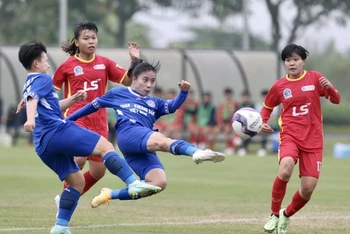Than khoáng sản Việt Nam (áo xanh) nhập cuộc chắc chắn để đem về chiến thắng quan trọng tại lượt đấu quyết định trước TP Hồ Chí Minh. (Ảnh: VFF)