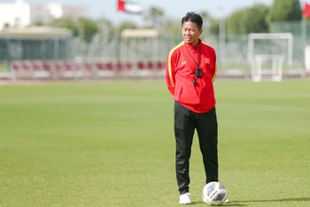 HLV Hoàng Anh Tuấn trong chuyến tập huấn tại Dubai, UAE của U20 Việt Nam. (Ảnh: VFF)