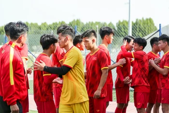 Các cầu thủ động viên lẫn nhau sau khi HLV Hoàng Anh Tuấn công bố danh sách chính thức 23 cầu thủ tham dự Vòng chung kết U20 châu Á 2023. (Ảnh: VFF)