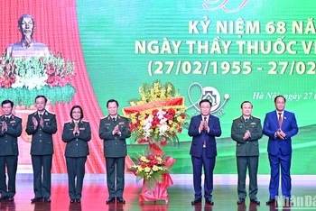 Chủ tịch Quốc hội Vương Đình Huệ tặng hoa chúc mừng đội ngũ thầy thuốc Bệnh viện Trung ương Quân đội 108. (Ảnh: Duy Linh)