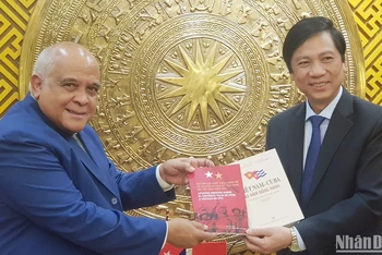 Đại sứ Cuba tại Việt Nam Orlando Nicolas Hernandez Guillen tặng sách tư liệu về quan hệ Việt Nam-Cuba cho tỉnh Quảng Trị.