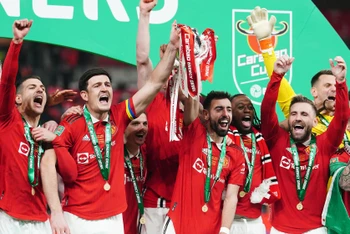 Các cầu thủ Manchester United ăn mừng chức vô địch Cúp Liên đoàn Anh. (Ảnh: Skysports)