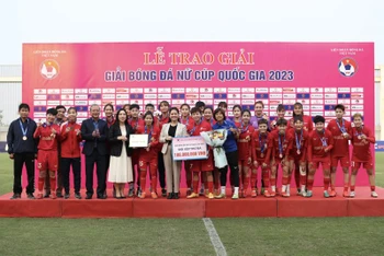 VFF trao tặng CLB Phong Phú Hà Nam phần thưởng dành cho đội xếp thứ ba tại giải đấu. 