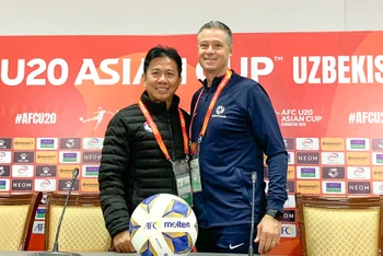 Huấn luyện viên Hoàng Anh Tuấn và huấn luyện viên trưởng của U20 Australia. (Ảnh: VFF)