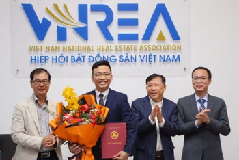 Thường trực Hiệp hội Bất động sản Việt Nam chúc mừng Tổng Thư ký Nguyễn Thành Công (thứ hai từ trái sang).