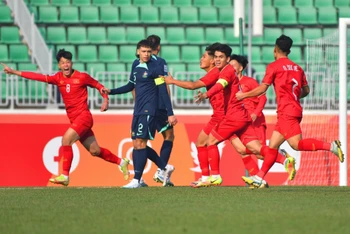 Các cầu thủ U20 Việt Nam ăn mừng bàn thắng duy nhất của Quốc Việt ở ngay phút thứ 6. (Ảnh: AFC)