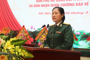 Đại tá Phùng Thị Phú, Trưởng Ban Phụ nữ Quân đội trình bày diễn văn kỷ niệm.