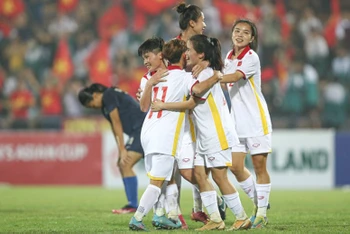 Các nữ cầu thủ U20 Việt Nam hoàn toàn làm chủ thế trận. (Ảnh: VFF)
