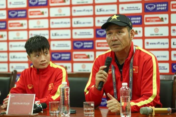 Nữ tiền đạo Ngọc Minh Chuyên và HLV Akira Ijiri tại buổi họp báo sau trận đấu. (Ảnh: VFF)