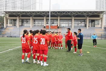 Đội tuyển U17 nữ Việt Nam cùng huấn luyện viên Akira Ijiri. (Ảnh: VFF)