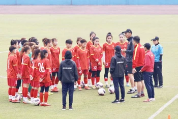 Huấn luyện viên Akira Ijiri dặn dò các học trò trước buổi tập. (Ảnh: VFF)
