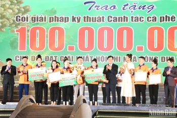 Ban tổ chức Hội thi Nhà nông đua tài năm 2023 trao giải nhất cho đội Sơn La.
