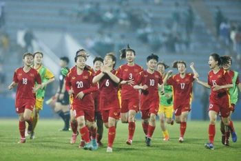 U20 nữ Việt Nam ăn mừng lọt vào vòng loại thứ hai. (Ảnh: VFF)