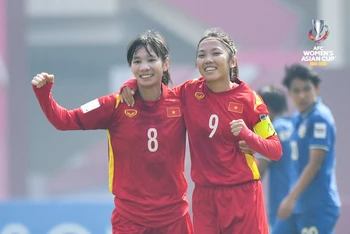 Huỳnh Như (phải) tiếp tục là nhân tố quan trọng của đội tuyển nữ Việt Nam. (Ảnh: AFC)