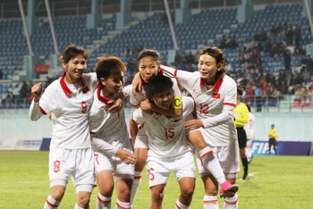 Các nữ tuyển thủ Việt Nam ăn mừng bàn thắng. (Ảnh: ANFA)
