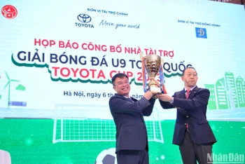Ban Tổ chức giới thiệu cúp vô địch Giải bóng đá U9 toàn quốc năm 2023.