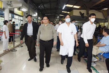 [Ảnh] Thủ tướng kiểm tra tình hình cung ứng thuốc và trang thiết bị y tế tại một số bệnh viện ở Hà Nội