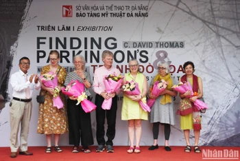 Hoạ sĩ David Thomas và năm nghệ sĩ Susan Denniston, Margo Lemieux, Colleen MacDonald, Marilyn Mase và Carolyn Musket nhận hoa tri ân từ Bảo tàng Đà Nẵng. 