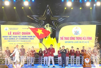 Phó Thủ Tướng Lê Minh Khái trao cờ cho Trưởng đoàn Thể thao Việt Nam Đặng Hà Việt. 