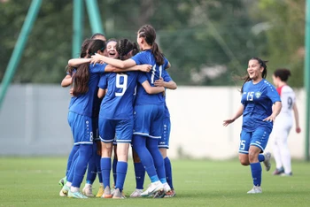 Các nữ tuyển thủ U17 Uzbekistan ăn mừng chiến thắng ở trận ra quân. (Ảnh: VFF)