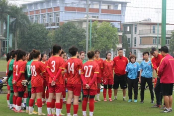 HLV Akira Ijiri dặn dò các học trò U20 nữ Việt Nam. (Ảnh: VFF)