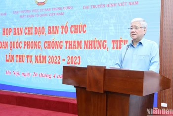 Chủ tịch Ủy ban Trung ương Mặt trận Tổ quốc Việt Nam Đỗ Văn Chiến phát biểu tại cuộc họp.