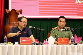 Đồng chí Quản Minh Cường, Phó Bí thư Tỉnh ủy, Trưởng Đoàn đại biểu Quốc hội tỉnh Đồng Nai phát biểu tại hội thảo. 
