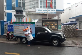 Xe loa cổ động tiêm vaccine phòng Covid-19 của Trung tâm Y tế quận Tân Bình. 