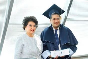 Giám đốc Trường đại học Nghệ thuật Quốc gia Kazakhstan, NSND, GS Aiman Musakhajaeva trao Giáo sư danh dự cho NSƯT Bùi Công Duy. (Ảnh: KazNUA)
