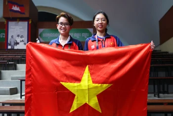 Hai nữ kỳ thủ Tôn Nữ Hồng Ân và Phạm Thanh Phương Thảo đã giúp Đoàn thể thao Việt Nam giành tấm Huy chương Vàng đầu tiên tại SEA Games 32 ở bộ môn cờ ốc. (Ảnh: TTXVN)
