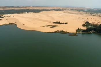 Hồ Bàu Bà và Đồi cát Trinh Nữ, thuộc danh thắng Bàu Trắng nổi tiếng của huyện Bắc Bình, tỉnh Bình Thuận nhìn từ trên cao.