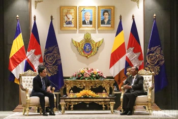 Phó Thủ tướng Trần Lưu Quang gặp mặt Phó Thủ tướng Campuchia Samdech Tea Banh.