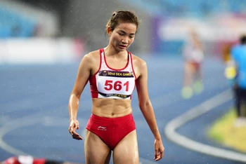 Sau khi giành Huy chương Vàng điền kinh 1.500m, Nguyễn Thị Oanh không ăn mừng mà đi thẳng vào khu vực nghỉ ngơi, chuẩn bị cho phần thi tiếp theo. (Ảnh: D.T)
