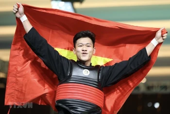 Nguyễn Tấn Sang giành Huy chương Vàng môn Pencak Silat nội dung đối kháng hạng 75-80kg nam. (Ảnh: TTXVN)