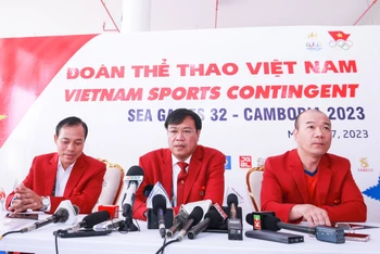 Trưởng Đoàn Đặng Việt Hà cùng 2 Phó Đoàn tham dự buổi gặp mặt báo chí của Đoàn Thể thao Việt Nam. (Ảnh: Như Đạt)